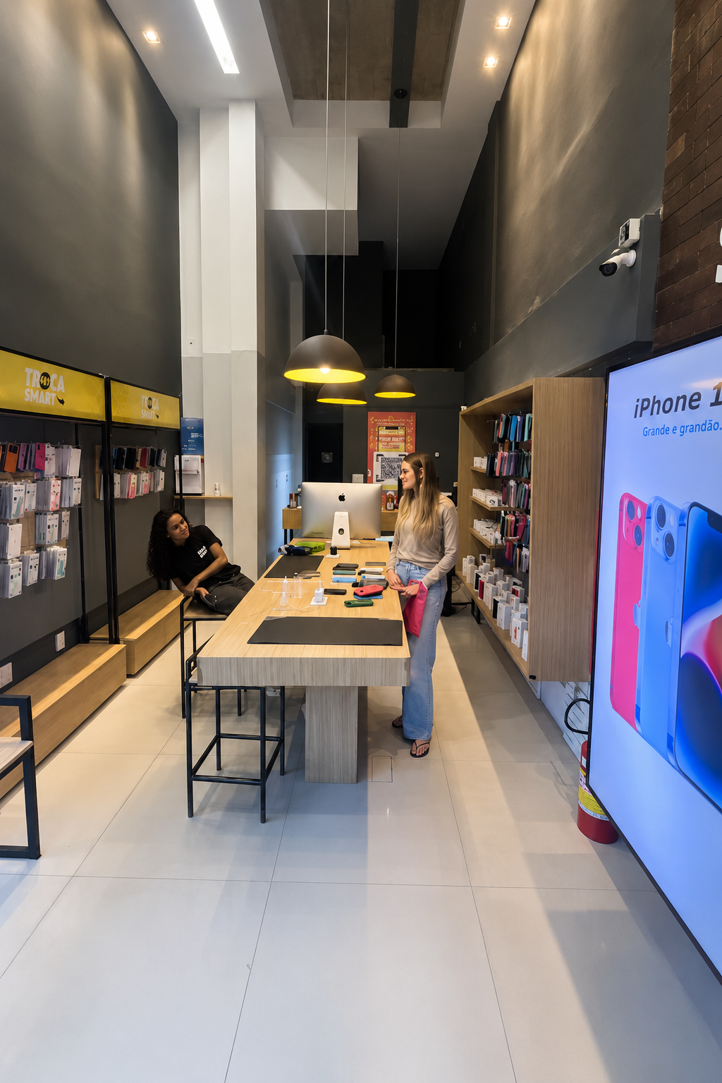 Interior da loja Troca Smart com atendimento